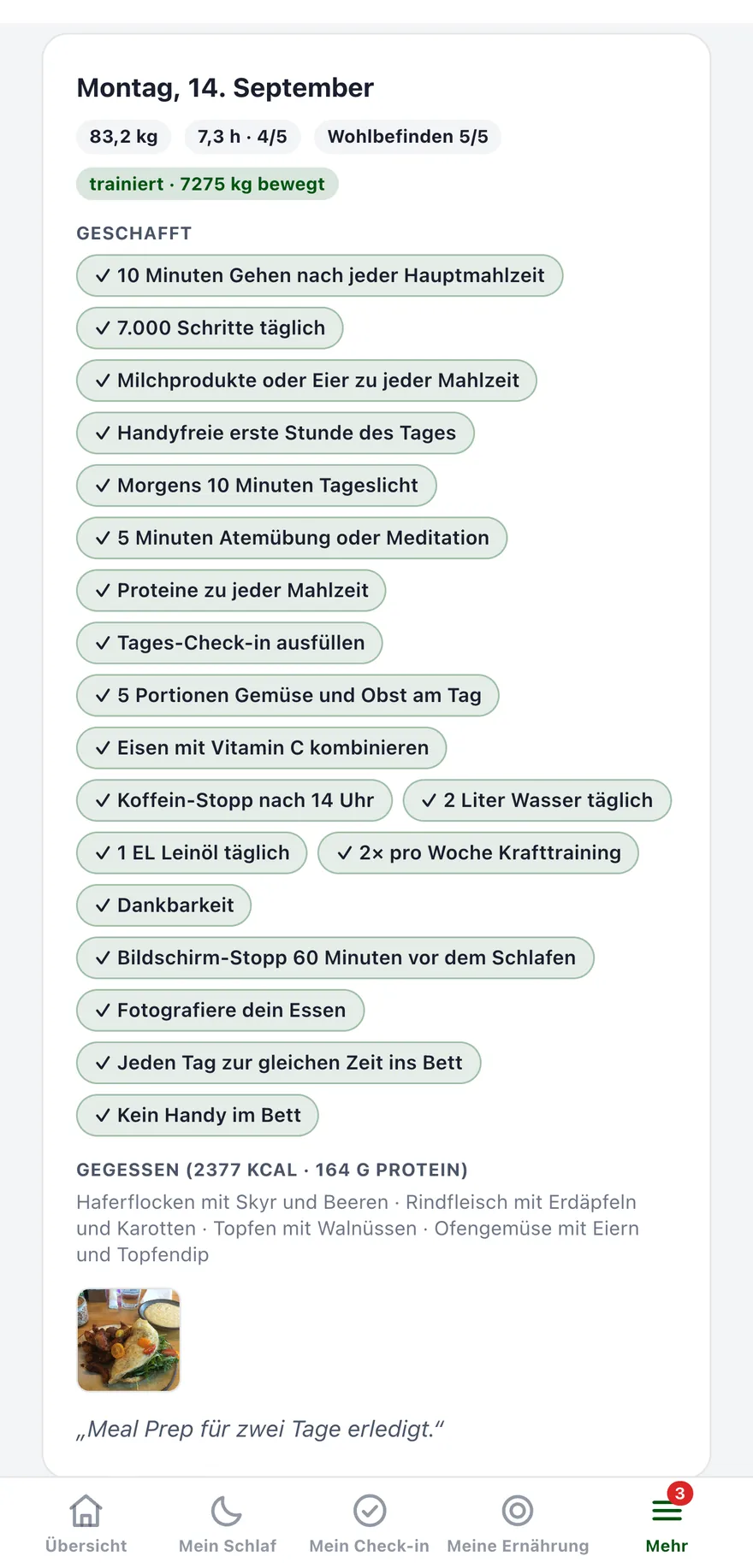 Tagebuch der App: ein Tag mit Gewicht, Schlaf, geschafften Challenges, Mahlzeiten und Essensfoto